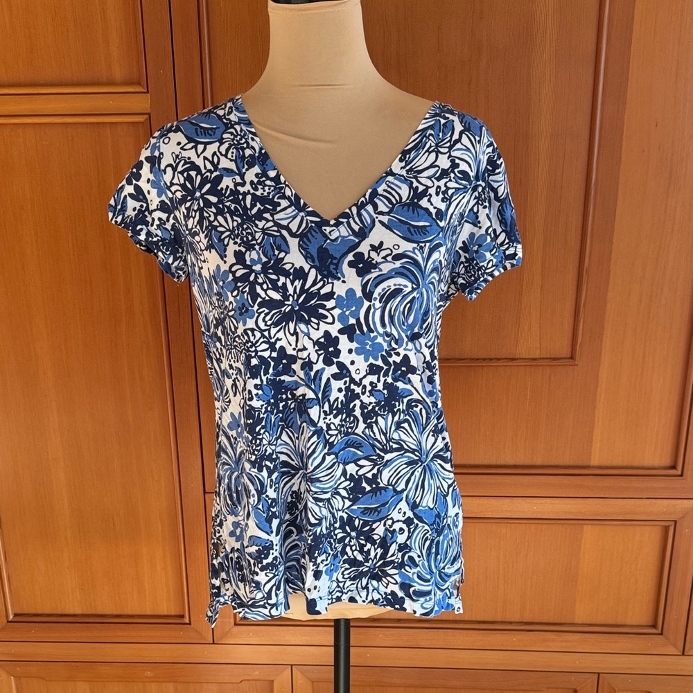 NWOT Lilly Pulitzer Small V neck tee